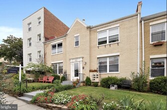 302 Todd Pl NE, Unit Apt # 1 in Washington, DC - Foto de edificio - Building Photo