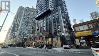 8 Wellesley St W in Toronto, ON - Building Photo