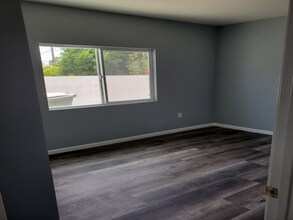 211 N Brookhurst St-Unit -B in Anaheim, CA - Foto de edificio - Building Photo