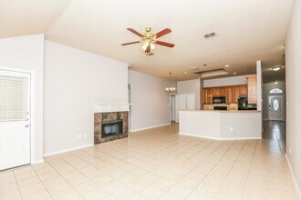 1100 Hillwood Dr in Saginaw, TX - Foto de edificio - Building Photo