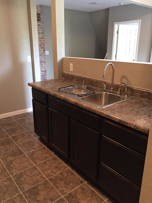 1255 S Main St-Unit -1 in Wichita, KS - Building Photo - Building Photo