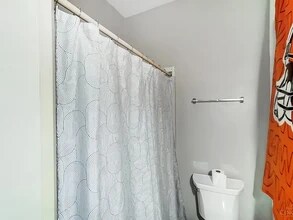 2346 Flora St, Unit 1 in Cincinnati, OH - Foto de edificio - Building Photo