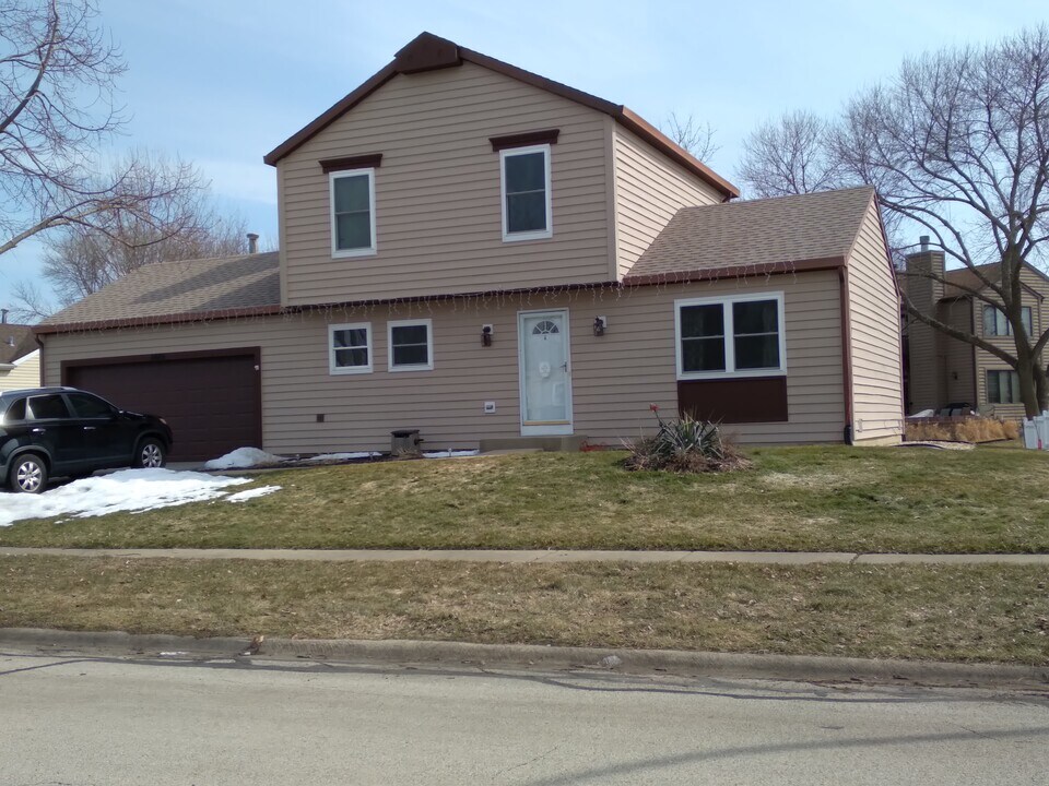 1440 Carleton Ave in Naperville, IL - Building Photo