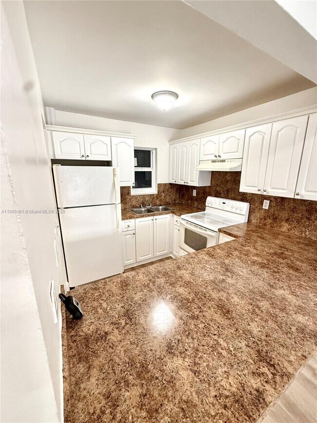 2400 NW 16th St Rd in Miami, FL - Building Photo - Building Photo