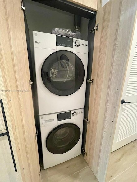 225 N Miami Ave, Unit 3106 in Miami, FL - Foto de edificio - Building Photo