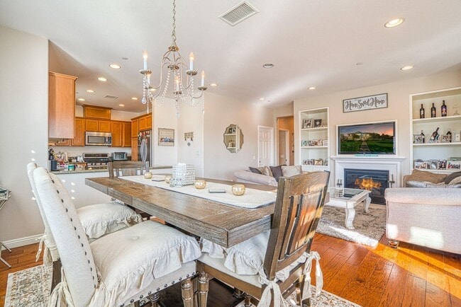 715 Garonne St in Oxnard, CA - Foto de edificio - Building Photo