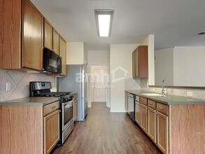 221 Covent Dr in Kyle, TX - Foto de edificio - Building Photo