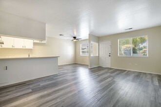 1229 W Roseburg Ave in Modesto, CA - Foto de edificio - Building Photo