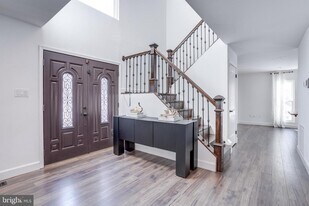 5704 Wood Duck Ct in Burke, VA - Building Photo