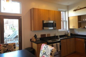 703 13th St NE, Unit A in Washington, DC - Foto de edificio - Building Photo