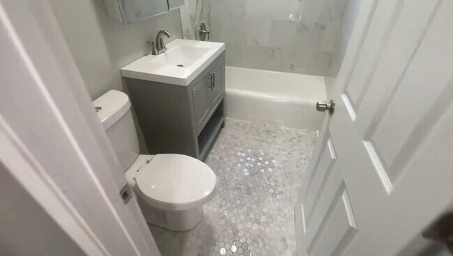 1321 W Sherwin Ave, Unit GA in Chicago, IL - Building Photo - Building Photo