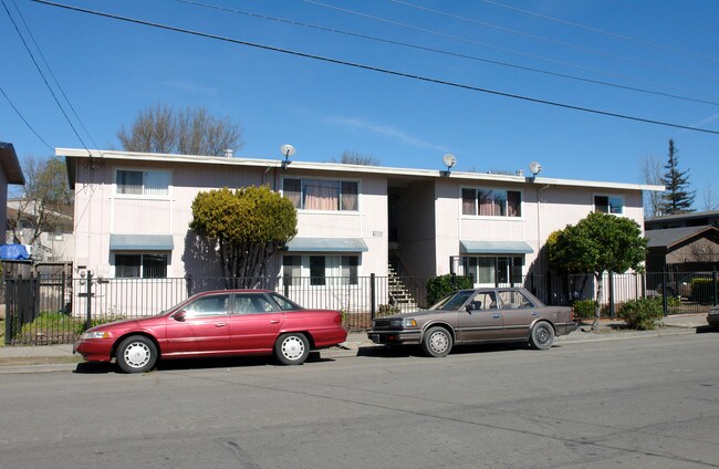 1065 Delport Ave in Santa Rosa, CA - Foto de edificio - Building Photo