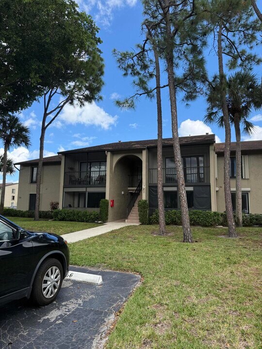 721 Sunny Pine Way in Greenacres, FL - Building Photo