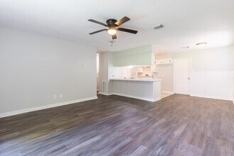 4903 Redfish Reef Dr in Bacliff, TX - Foto de edificio - Building Photo