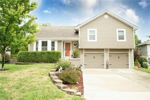 1433 SW Highland Dr in Lee's Summit, MO - Building Photo