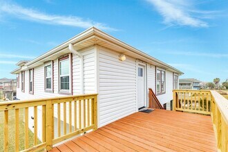 16527 Henry Morgan Rd in Jamaica Beach, TX - Building Photo - Building Photo