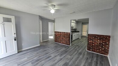6063 Longchamp Dr in Jacksonville, FL - Foto de edificio - Building Photo