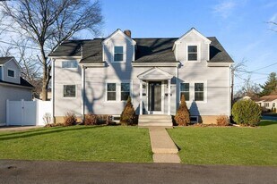 5 Shippen Ave in Warwick, RI - Building Photo