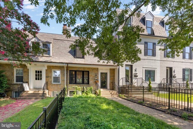 3705 Reservoir Rd NW in Washington, DC - Foto de edificio - Building Photo