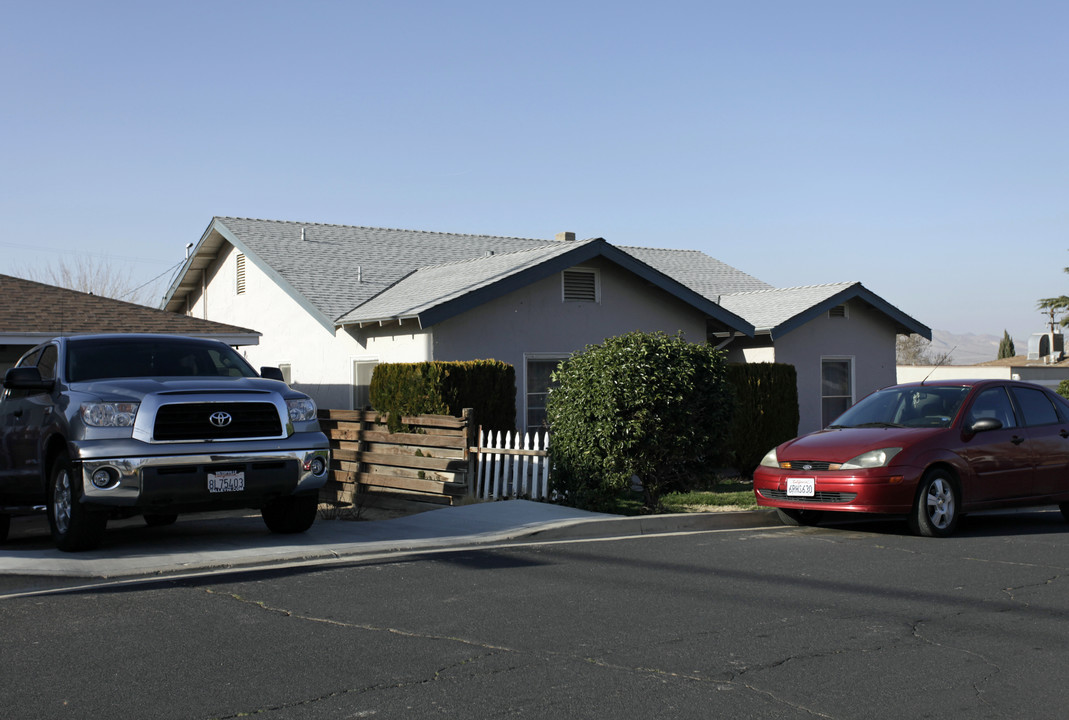 15558-15574 1/2 10th St in Victorville, CA - Building Photo