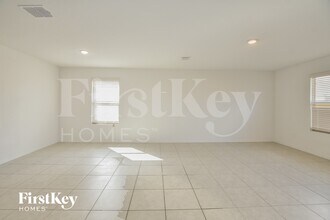 1069 Crestview Dr in Hutchins, TX - Foto de edificio - Building Photo