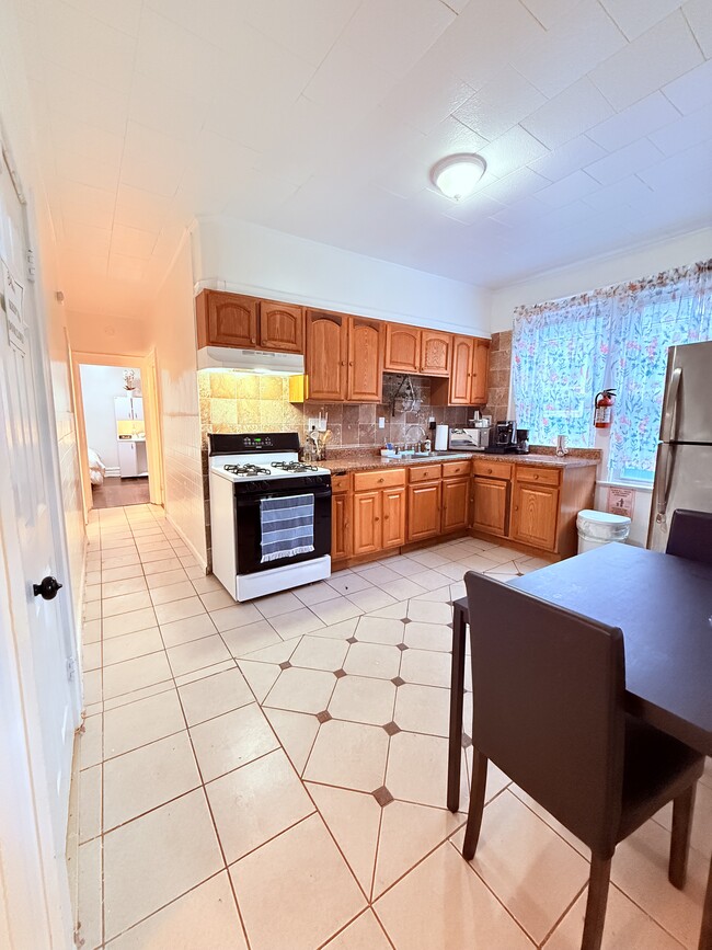 52 Brookdale Ave, Unit 2nd Floor