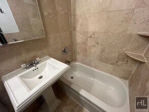 411 E 12th St, Unit 3 in New York, NY - Foto de edificio - Building Photo