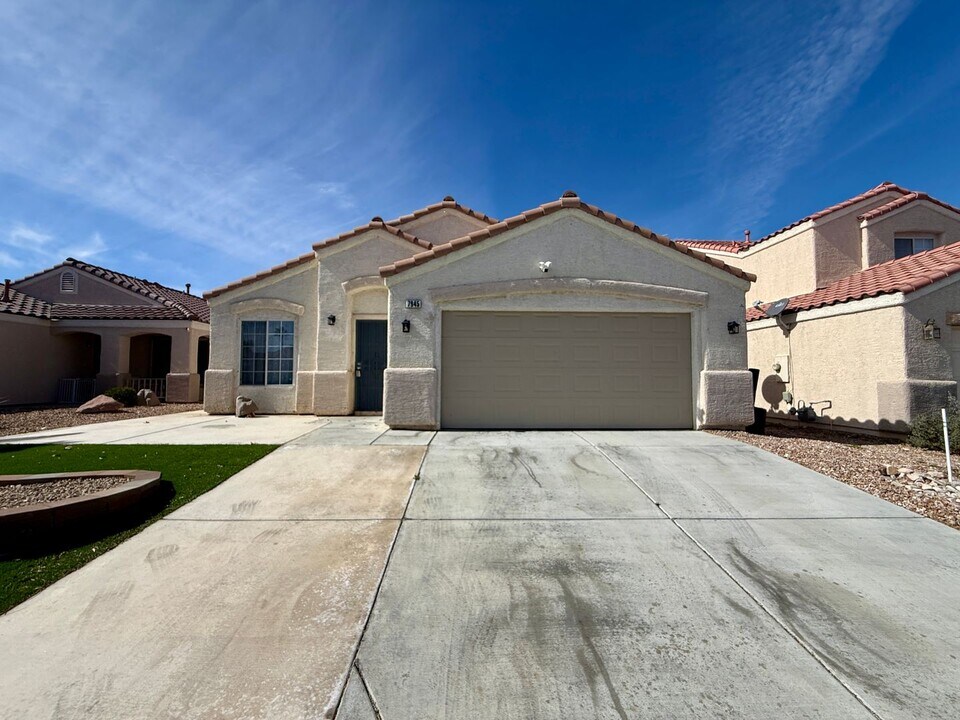 7945 Hollow Pine St in Las Vegas, NV - Building Photo