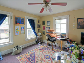 98 N Champlain St in Burlington, VT - Building Photo - Interior Photo