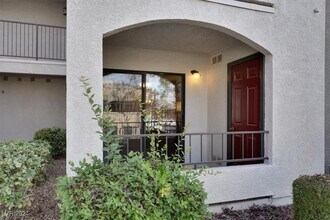 950 Seven Hills Dr in Henderson, NV - Foto de edificio - Building Photo