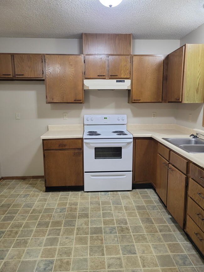 Colonial Park Apartments in Tonganoxie, KS - Building Photo - Building Photo