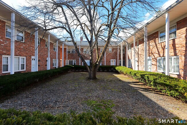 44 Garden St in Farmington, CT - Building Photo - Building Photo