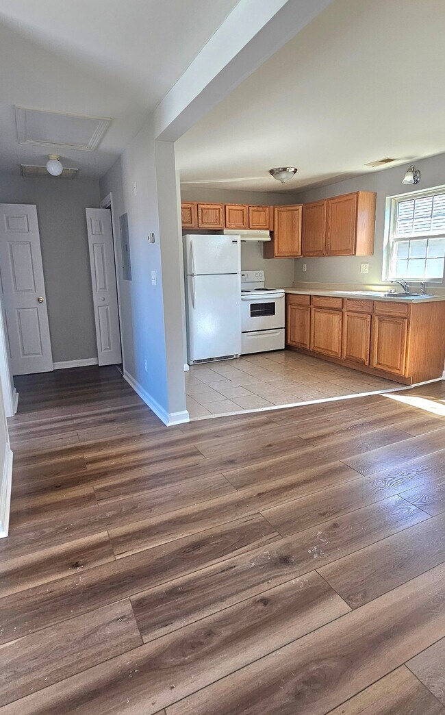 129 Main St, Unit B in East Haven, CT - Building Photo - Building Photo