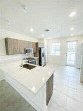 6425 NW 103rd Pl in Doral, FL - Foto de edificio - Building Photo