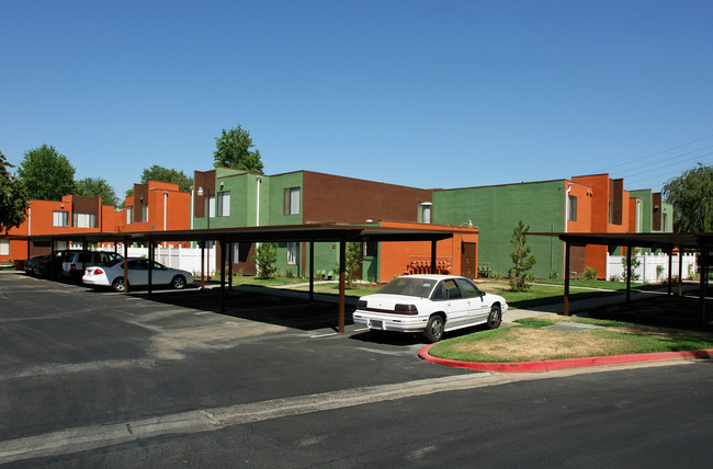 Hunters Place in Fresno, CA - Building Photo - Building Photo