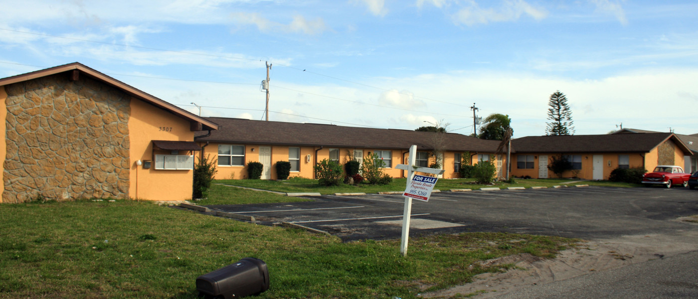 3307 SE 15th Pl in Cape Coral, FL - Building Photo