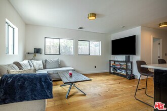 2241 1/2 Harwood St in Los Angeles, CA - Building Photo - Building Photo