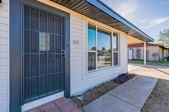 1515 W Behrend Dr in Phoenix, AZ - Foto de edificio - Building Photo