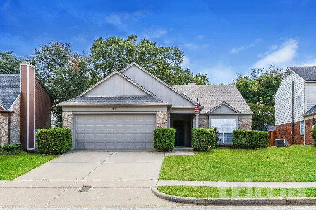 2601 Country Creek Ln in Fort Worth, TX - Building Photo