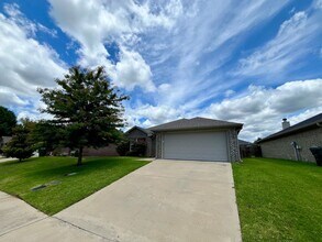 2520 Meadowglen Ct in Tyler, TX - Building Photo - Building Photo