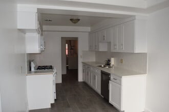 5959 1/2 La Tijera Blvd, Unit Rear Unit in Los Angeles, CA - Building Photo - Building Photo