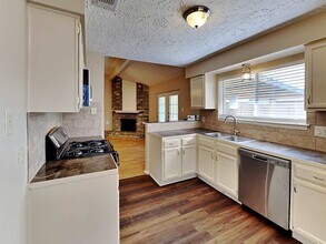 410 Buoy Rd in Webster, TX - Building Photo - Building Photo