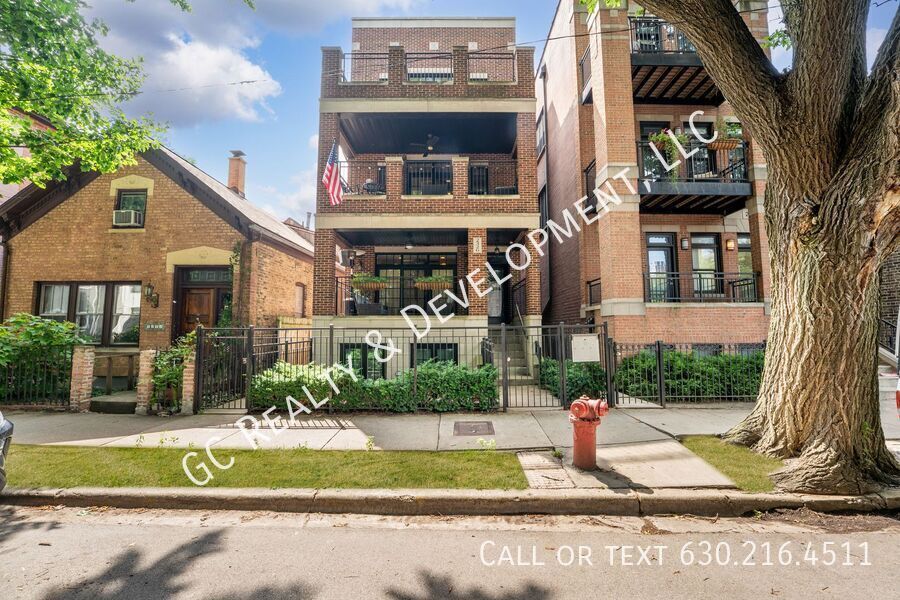 2326 N Greenview Ave in Chicago, IL - Building Photo