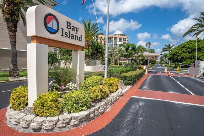 7600 Sun Island Dr S in South Pasadena, FL - Building Photo - Building Photo
