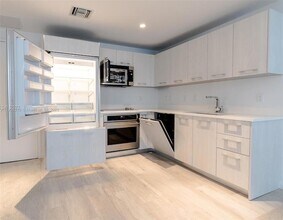 45 SW 9th St, Unit 2207 in Miami, FL - Building Photo - Building Photo