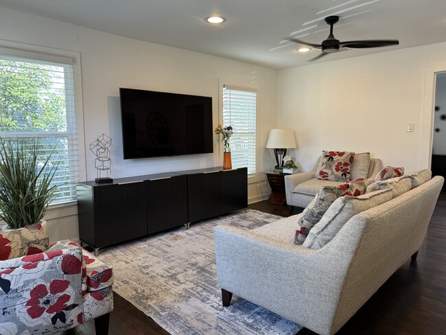 8714 San Benito Way in Dallas, TX - Foto de edificio - Building Photo