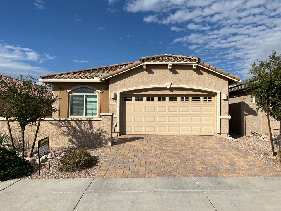 4140 W Palace Station Rd in New River, AZ - Foto de edificio