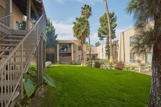 Parkside La Palma Apartments in Anaheim, CA - Foto de edificio - Building Photo
