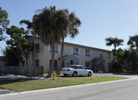 Warwick Circle Apartments in Ft. Myers, FL - Building Photo
