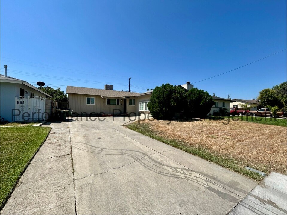 1409 Sylvia Dr in Bakersfield, CA - Building Photo
